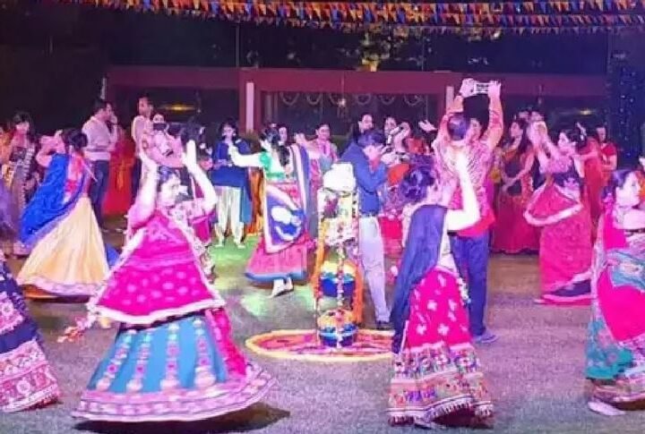 Dandiya Night in Siwan: Women are enthusiastically gearing up for Navratri, with a grand Dandiya festival scheduled for October 21.
