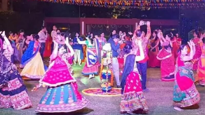 Dandiya Night in Siwan: Women are enthusiastically gearing up for Navratri, with a grand Dandiya festival scheduled for October 21.