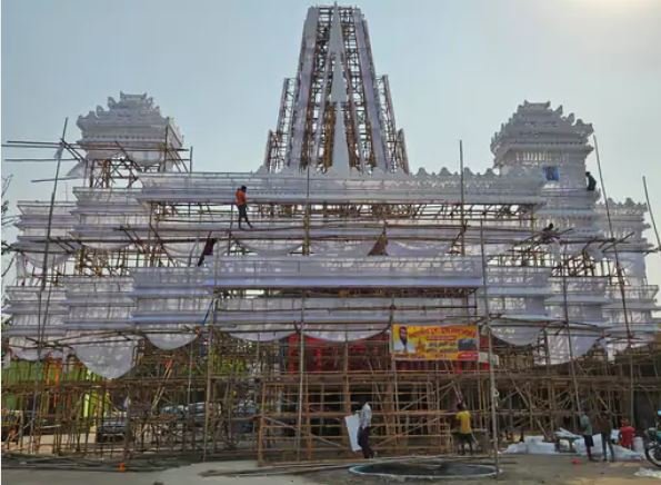 In Siwan, a replica of Vrindavan’s Love Temple pandal is being constructed, with a budget of 25 lakhs. Fifteen artisans from Bengal have been working on it for the past six months.