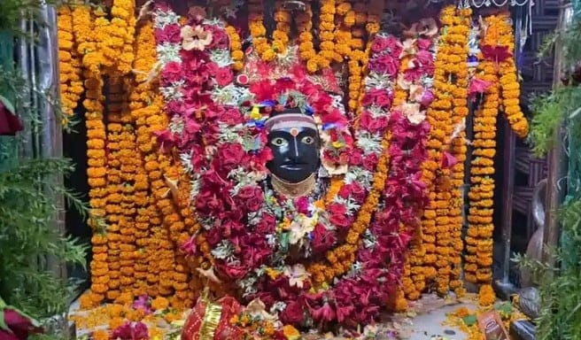 The golden crown of the goddess has been stolen from the famous Thawe Mata Temple; the crown weighs about 500 grams.