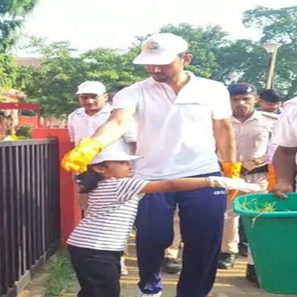 Siwan DM Leads Cleanliness Drive at Mahendranath Temple and Kamaldah Sarovar