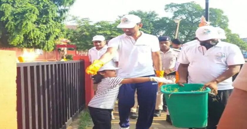 Siwan DM Leads Cleanliness Drive at Mahendranath Temple and Kamaldah Sarovar