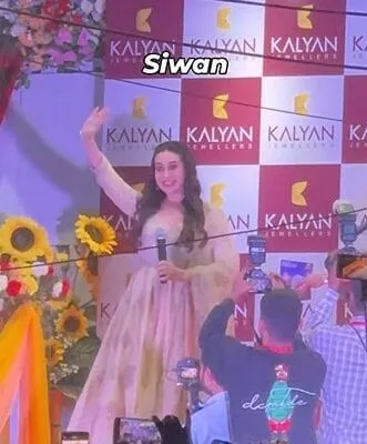 Bollywood in Siwan! Karishma Kapoor Shines at Grand Opening of Kalyan Jewellers